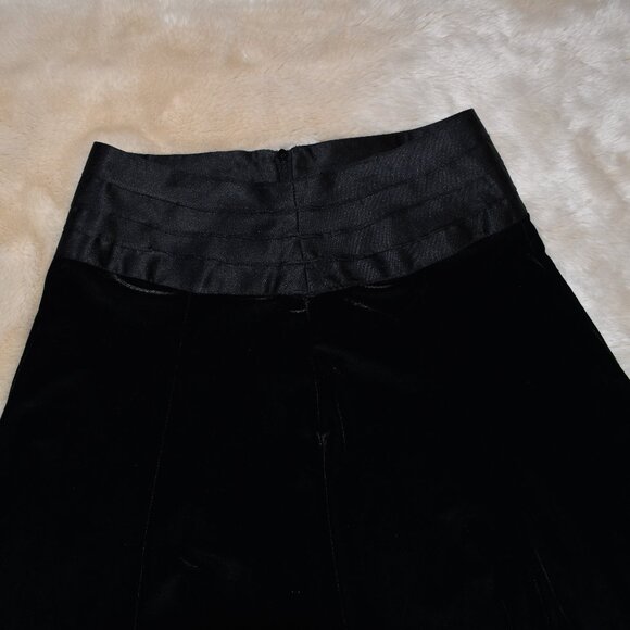 Black Velvety Below Knee Skirt Satin Trim Size Small Italian Fabric - Picture 4 of 10